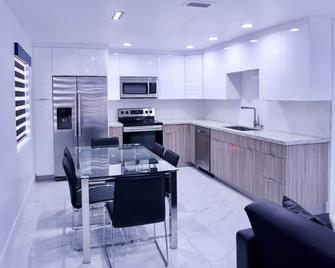 Waterfront Bliss: Stylish Canal-Front Retreat , Spacious Yard - Marathon - Kitchen