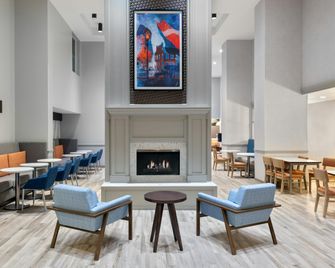 Hampton Inn & Suites Charlottesville-At The University - Charlottesville - Lounge