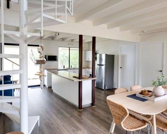 Quindy Beach Cottage Just Steps to the Bay - Quindalup - Eetruimte