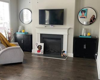 Beautiful 3 story town home in Gwinnett County. - Lilburn - Living room