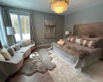 Luxury Lakehouse in Georgian Bluffs just steps from Francis Lake. . - Georgian Bluffs - Bedroom