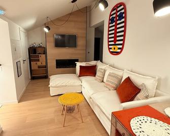 Our Douro Vintage Design Jacuzzi&Pool Flat - Cinfães - Вітальня