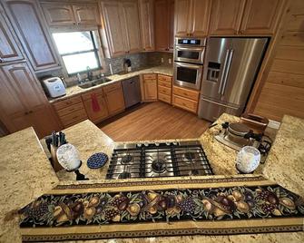 Beautiful Log Home on Lake Limestone. With a full house Back-up Generator. - Groesbeck - Кухня