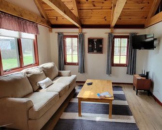 The Coke Cottage - Only one mile from the sand dunes! - Mears - Sala de estar
