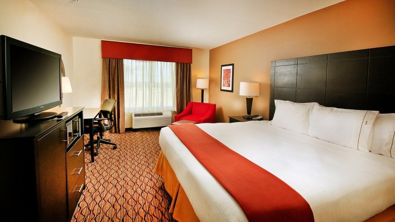 Holiday Inn Express & Suites Pearsall