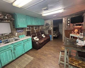 Charming Ranch Retreat: Cozy 2-Bedroom Sleeps 9! - San Diego - Living room