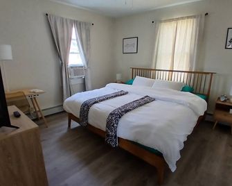 Eclectic Decor 5 Br house, 2 Baths & 2 Kitchens with WiFi and AC in Old Forge - Scranton - Bedroom
