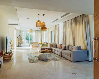Luxurious 4 Bedroom Villa With Pool & Jacuzzi - Dubai - Soggiorno