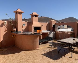 large well-equipped apartment - Mirhleft - Balcon