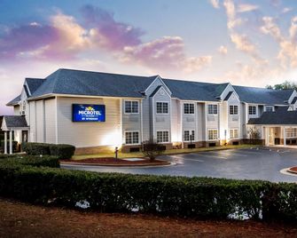 Microtel Inn & Suites by Wyndham Southern Pines / Pinehurst - Southern Pines - Building