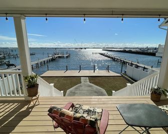 Big Waterfront House with Amazing View and Swim Deck home - Norfolk - Balcony
