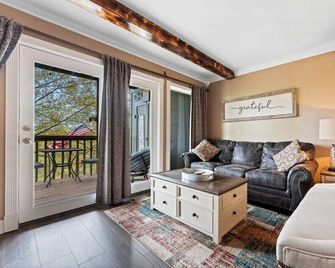Free Daily Silver Dollar City Tickets & Other Branson Attractions! Cozy Branson Condo, Lower Level, Walk-In - Reeds Spring - Living room