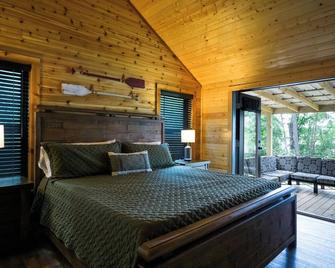 Hillside Hideaway - Lakefront Cabin - Crockett - Bedroom