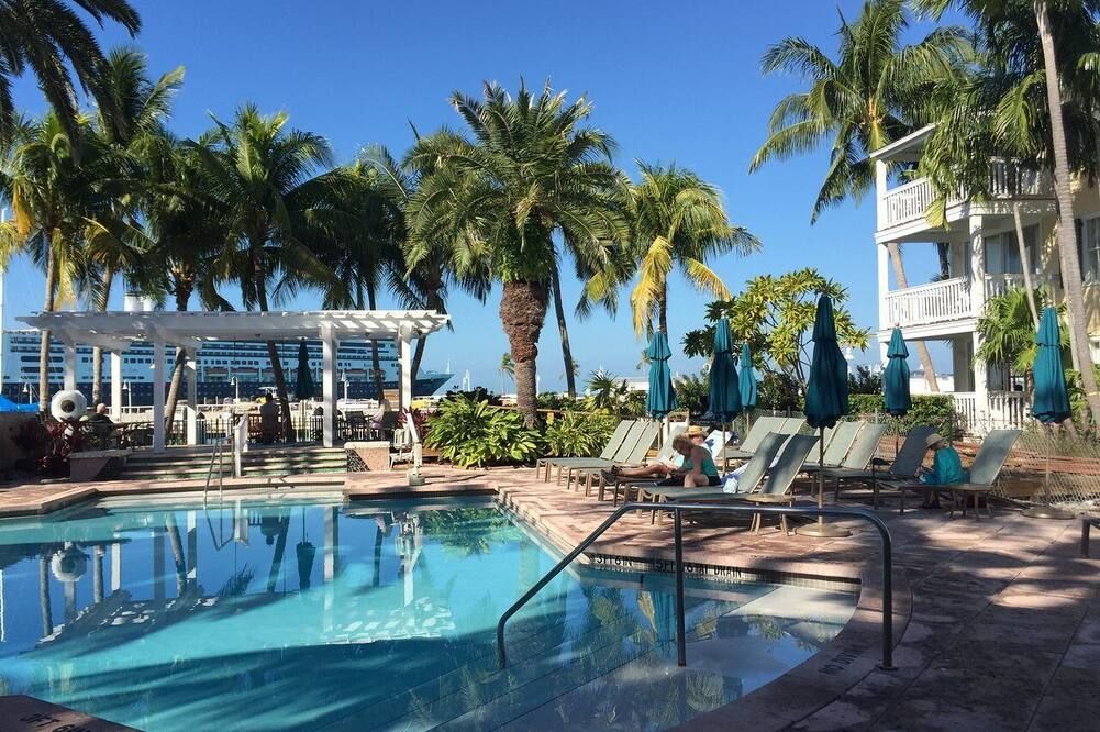 Two-Bedroom Townhouse Overlooking The Harbor. only Available Nov. 9 - Nov 16 - קי ווסט - בריכה