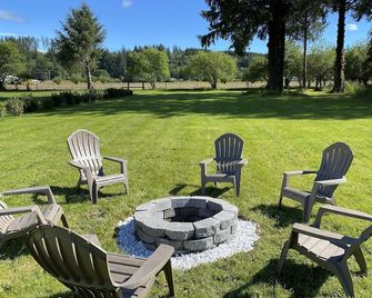 Cozy 2 bedroom house on 1.5 acres - Forks - Innenhof