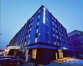 Hanting Premium Hotel Beijing Capital International Airport - Beijing - Building