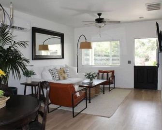 Sleeps 4. Private casita in the country. - Fallbrook - Huiskamer
