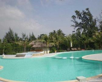 Lazi Beach Resort - Lagi - Piscina