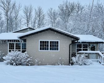 Lake of the Woods Cabin & Shed with Marina Slip and Golf Cart - Warroad - Building