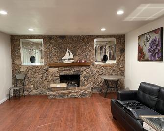 Entire house/4 bedrooms/10 people/2bath/TV/central AC - Fontana - Living room