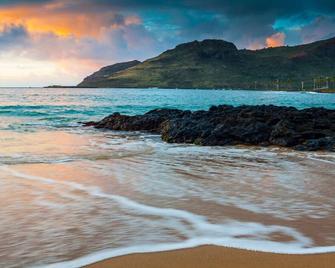 Central and Bright 2 BR, 2 BA, Pool and Oceanview - Lihue - Beach