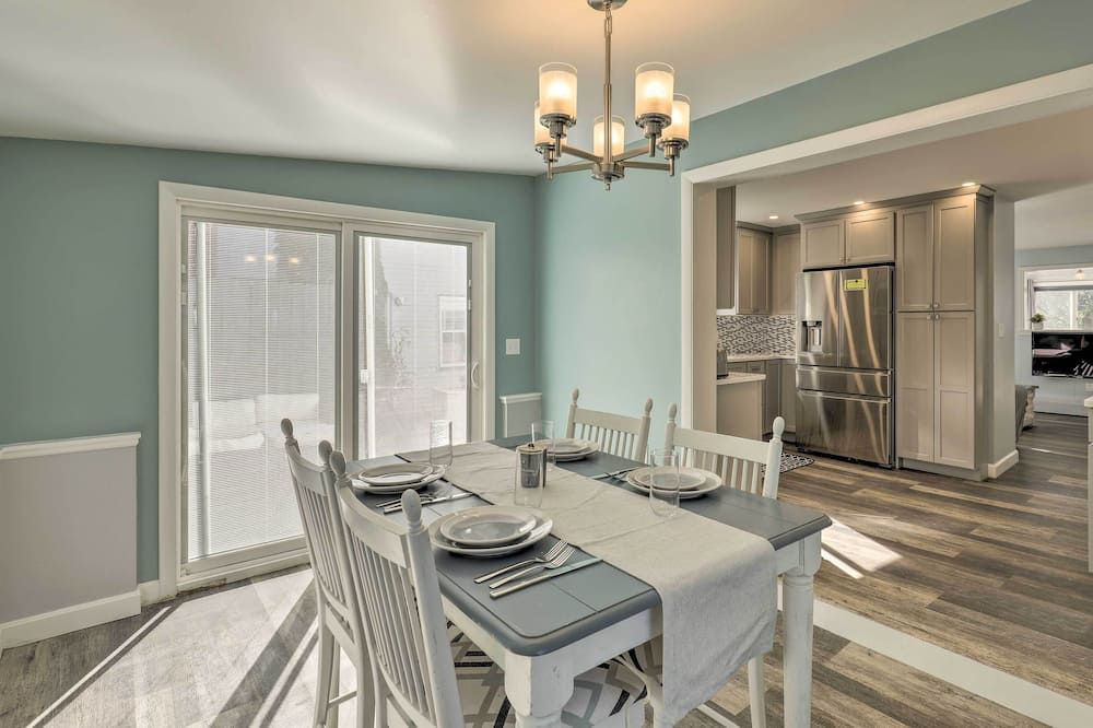 Pet-Friendly Revere Getaway, Steps From - Revere - Comedor
