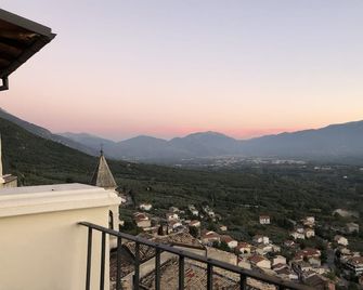 Luxury 4-Bed Hillside Retreat in Roccacasale - Roccacasale - Balcón