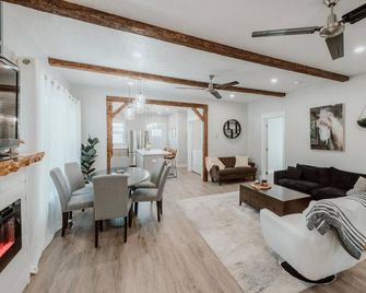 Urban Rustic Getaway - Corvallis - Living room