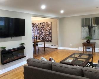 Niagara Executive Luxury - Huge, Warm, Cozy And Clean 3 Bed, 1 Bath Suitestay - Welland - Living room