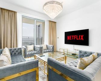 17 Icon Bay Creek Hrbr · Getaway home Dubai Creek Harbour - Garhoud - Living room