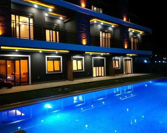 Mali Garden Residence - Side - Zwembad