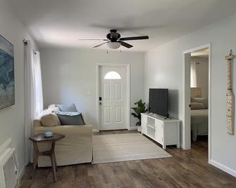Little Palm Villa retreat less than a mile from the beach! - Hobe Sound - Sala de estar