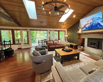 Riverfront • Spa • Sleeps 22 • Sauna • 4 Ensuites - Brightwood - Sala de estar