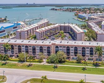 Fresh and Ready Cozy Condo - Marco Island - Building
