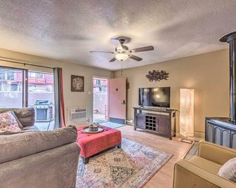 Pet-Friendly Condo - 2 Mi to Ruidoso Downs! - Ruidoso - Living room