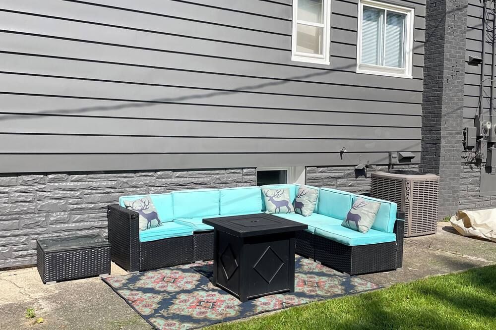 Spacious 2-bedroom apartment in amazing Dyersville with AC, WiFi - Dyersville - Patio