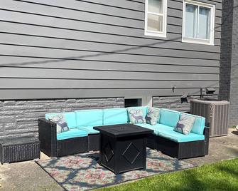 Spacious 2-bedroom apartment in amazing Dyersville with AC, WiFi - Dyersville