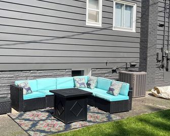 Spacious 2-bedroom apartment in amazing Dyersville with AC, WiFi - Dyersville - Patio