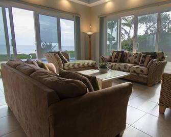 Private Villa On The Water Away From The Crowd In This 3000 Single Family Home - East End - Living room