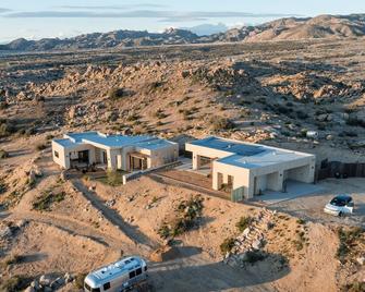 Sagebrush Hideaway w/ Pool+Spa, Sauna, Cold Plunge - Pioneertown - Edificio