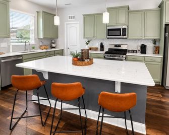 Updated Modern Fuquay Home with Gourmet Kitchen & Large Screened Porch - Fuquay-Varina - Cocina