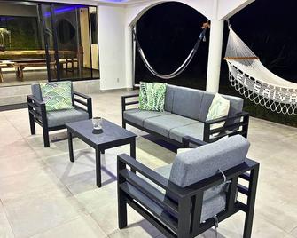 Tropical Zen - Spacious 4-bedroom villa with WiFi, AC in beautiful Los Cobanos - Acajutla - Patio