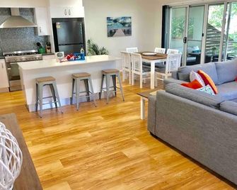 Deluxe Escape! Central, New & Spacious 3 Bed - Yamba - Living room