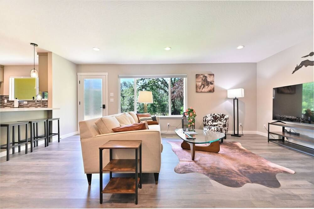 Newly remodeled three bed two bathon quiet dead end street. - Angels Camp - Huiskamer