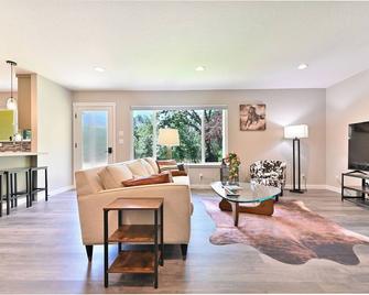 Newly remodeled three bed two bathon quiet dead end street. - Angels Camp - Living room