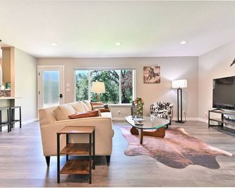 Newly remodeled three bed two bathon quiet dead end street. - Angels Camp - Huiskamer