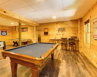 Lakeside Cabin: Game Room, Dock, Orchard, Wineries - Ellijay