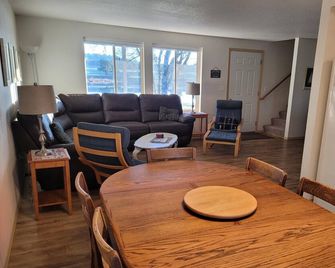Relaxing Lakefront, Close to Beach, Family Friendly, Quiet Neighborhood. - Warrenton - Comedor