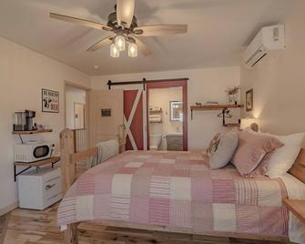 The Inn at Beulah Farm - The Barn - Whitley City - Bedroom