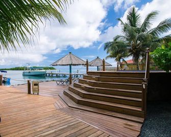 Wikkid Resort - Coxen Hole - Balkong